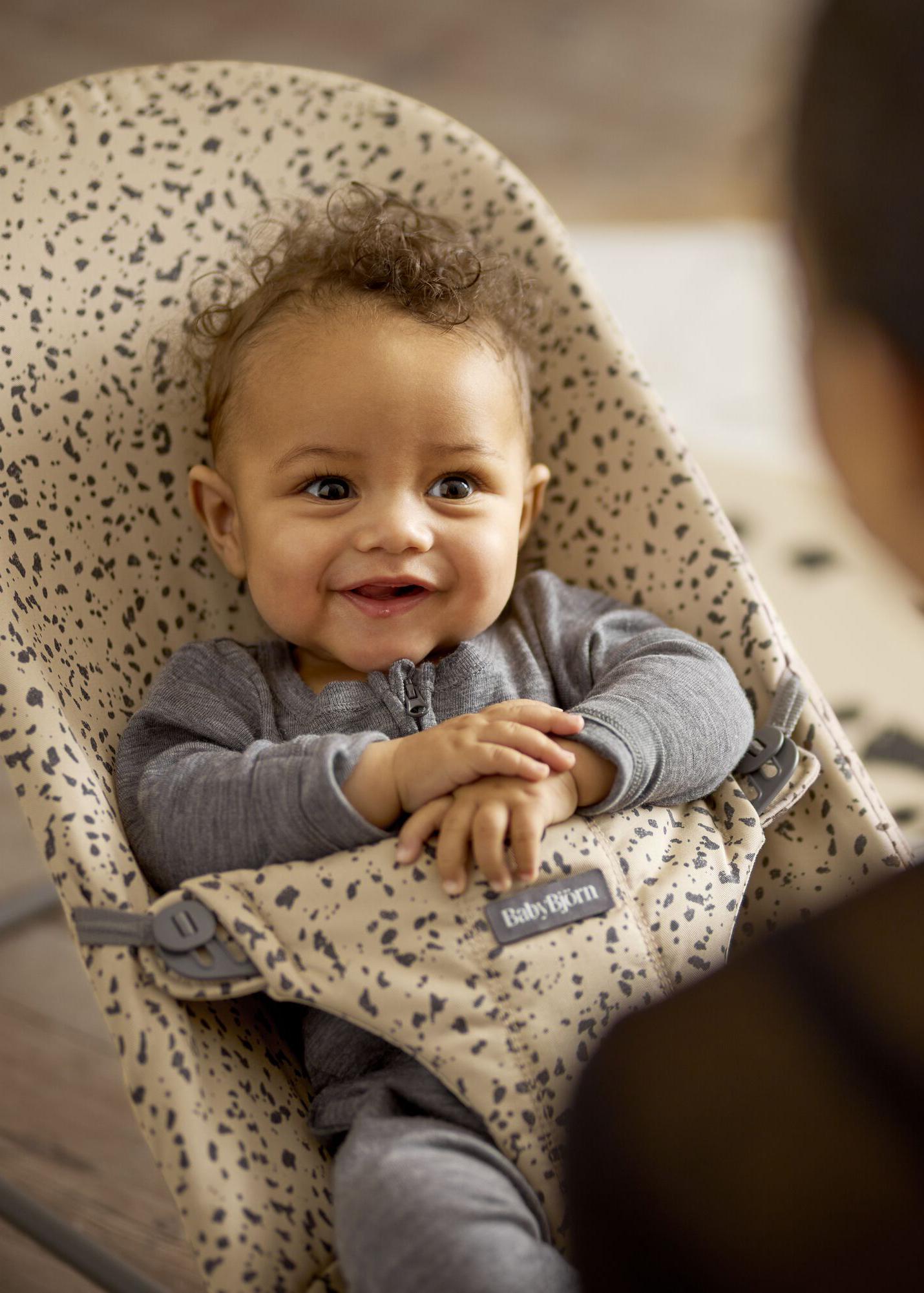 Bouncer Bliss in Beige/Dark Grey Print - Little Masterpieces by BabyBjörn
