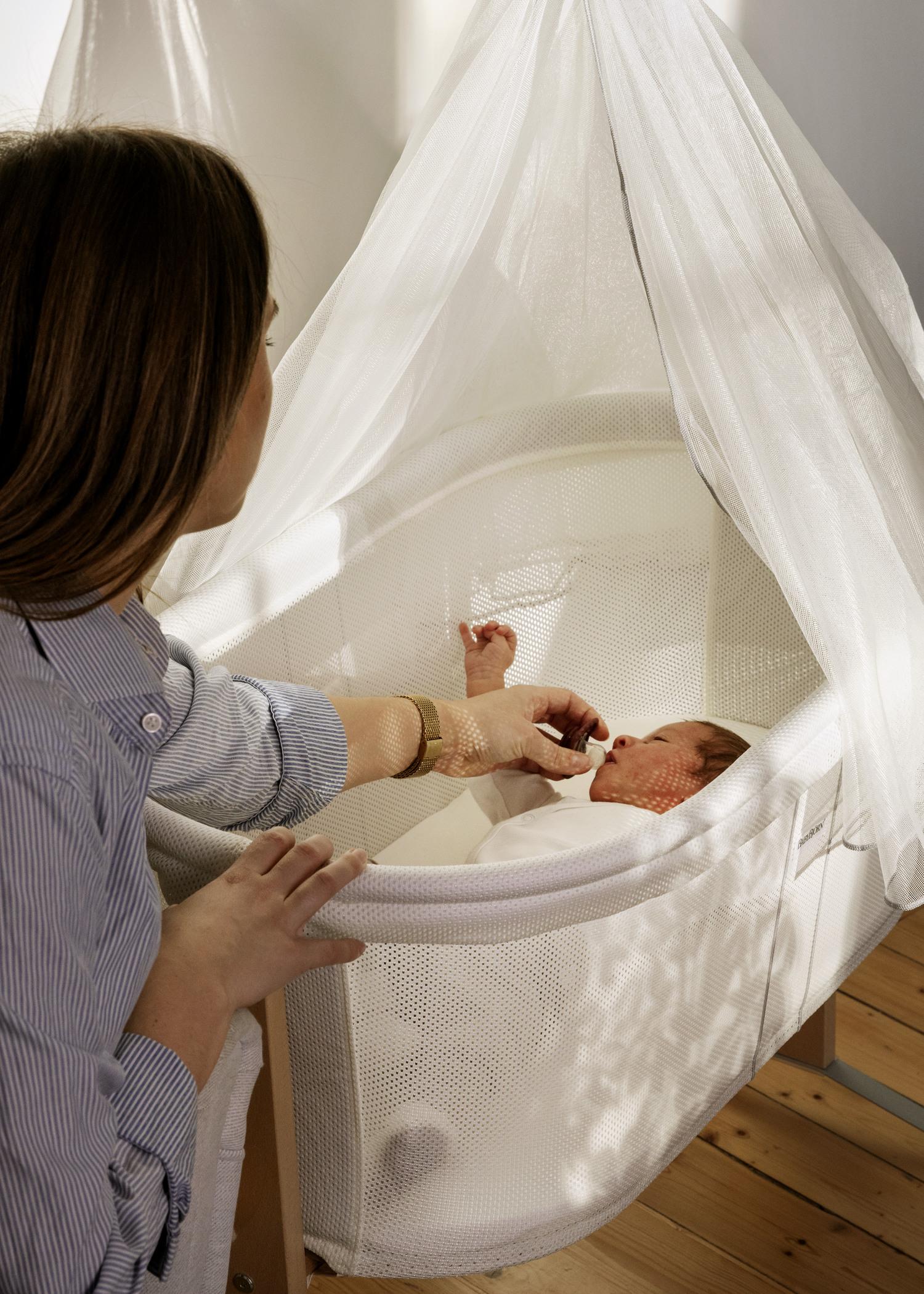 Cradle in airy white mesh - BabyBjörn