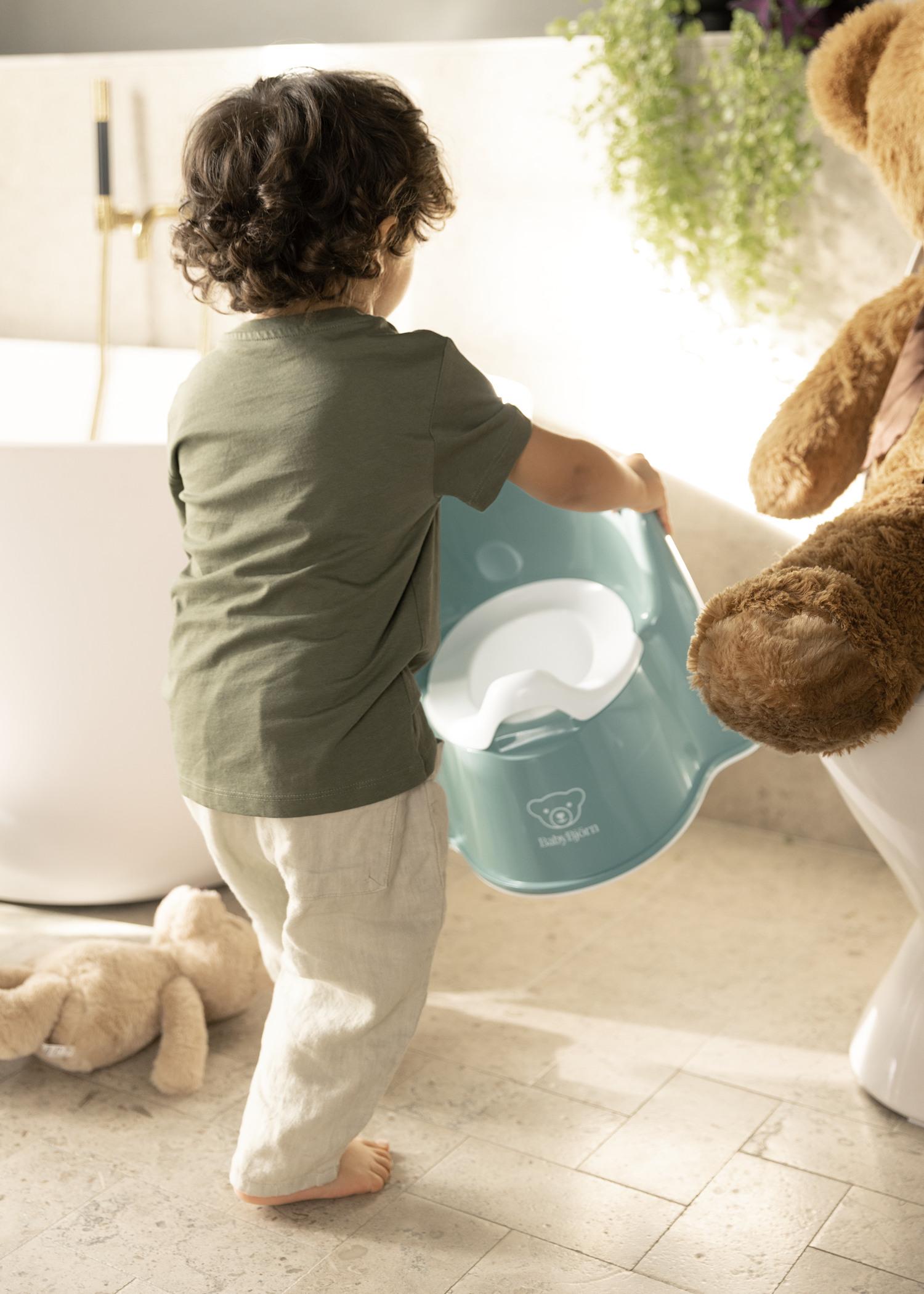 Potty chair in deep green and white - BabyBjörn